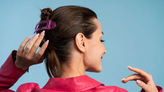 Femme utilisant une pince à cheveux pour un chignon rapide