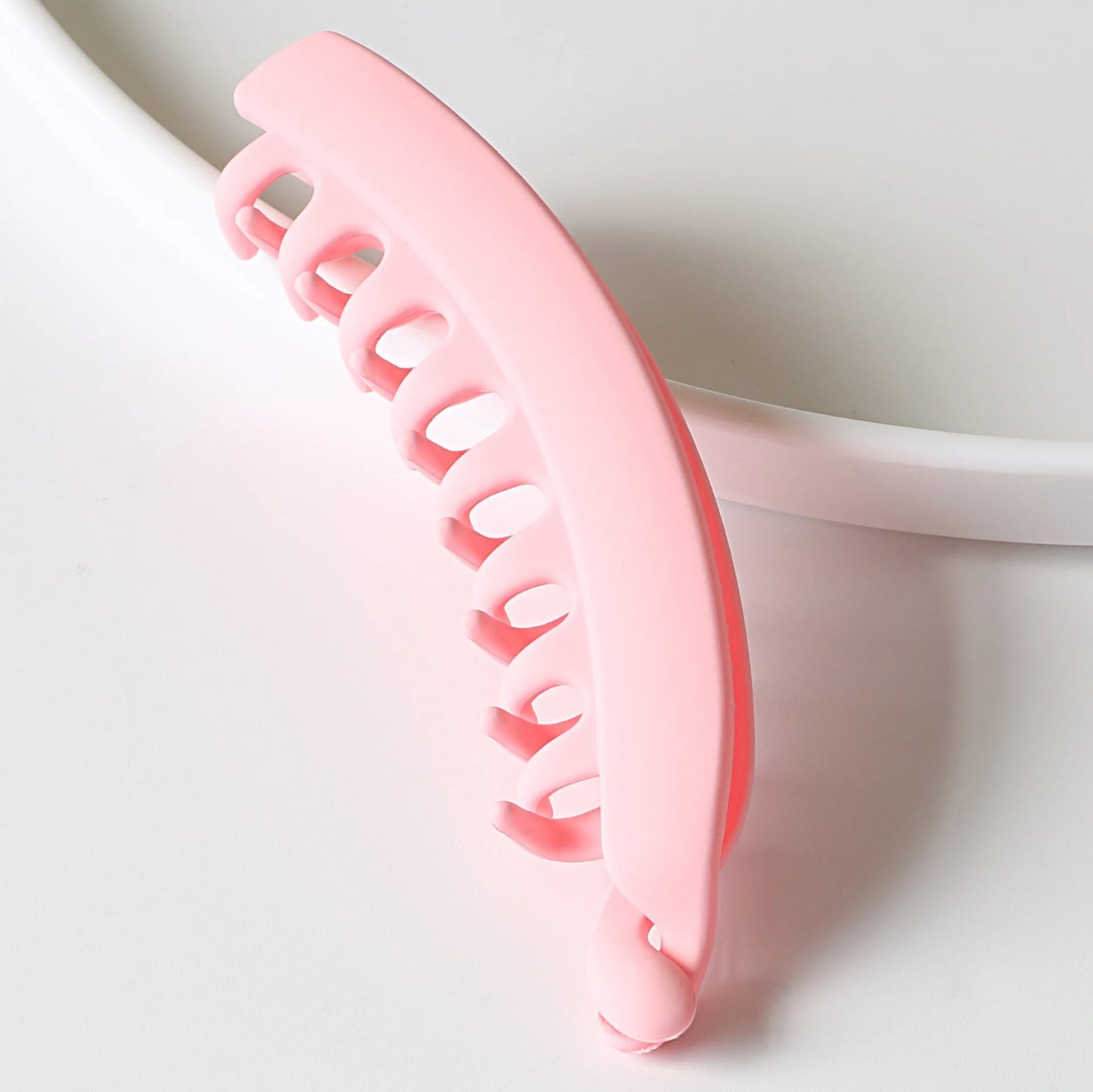Pince à cheveux banane en plastique couleur unie – 7 coloris Noir - Chic & Coquette