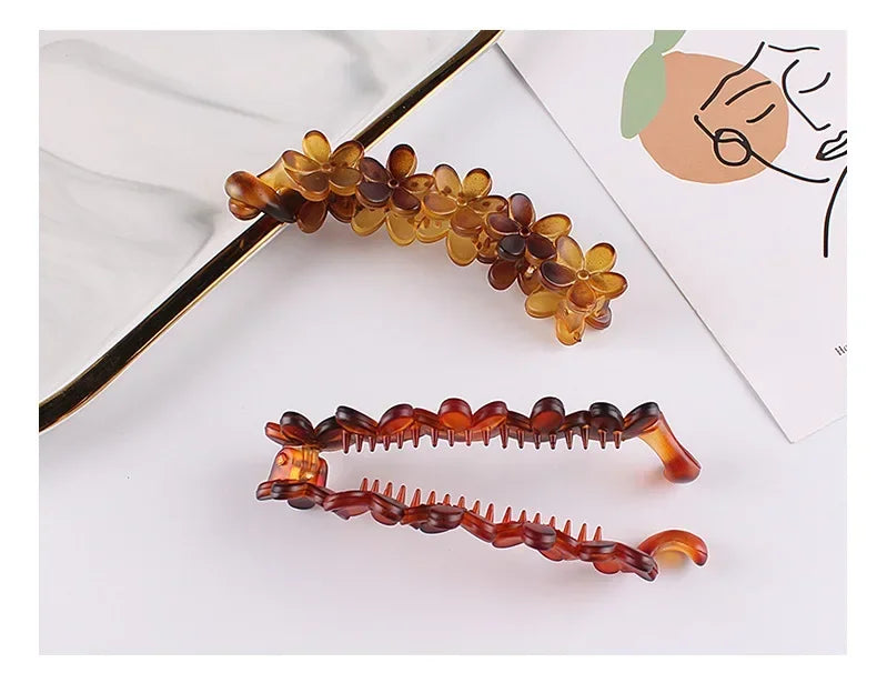 Pince à cheveux banane ornée de fleurs en plastique Rouge - Chic & Coquette