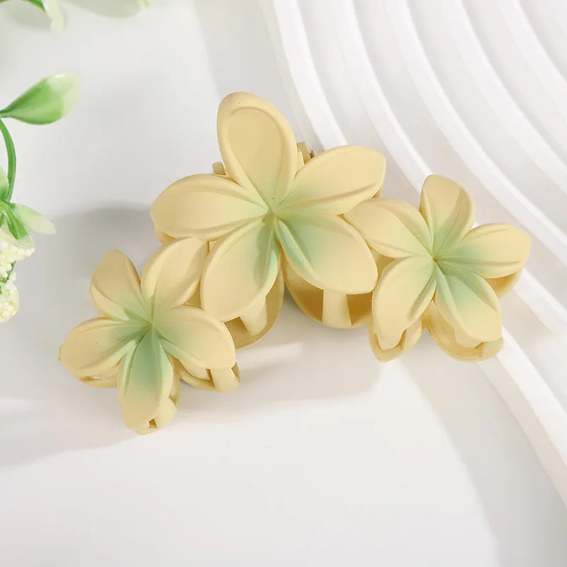 Pince à cheveux 3 fleurs en plastique | Fleurs de frangipanier Jaune vert - Chic & Coquette