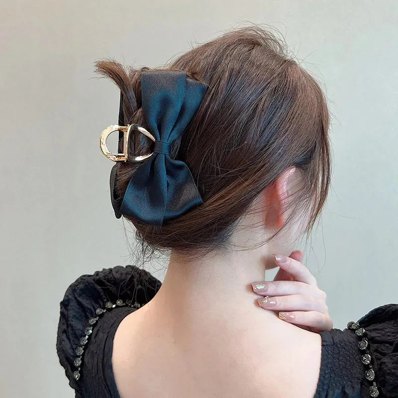 Barrette cheveux grand nœud papillon en satin de soie coloré Blanc - Chic & Coquette
