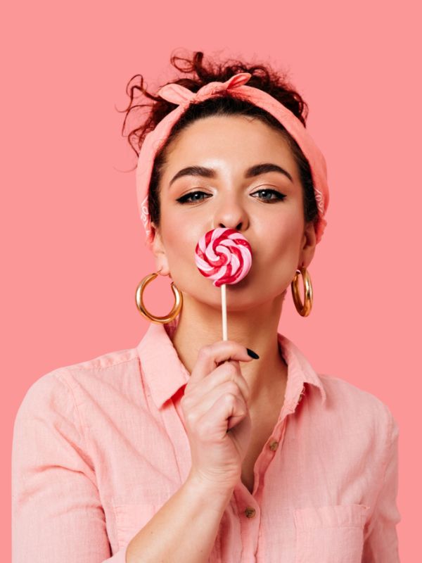 femme avec un bandeau cheveux rose
