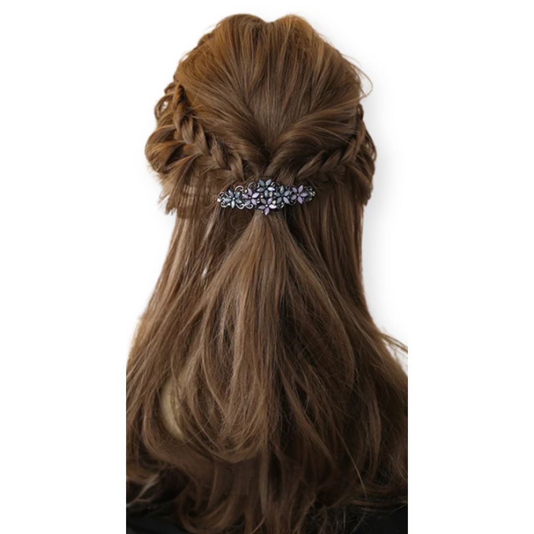 Femme avec la barrette cheveux fleurs cristal gris - Chic & Coquette