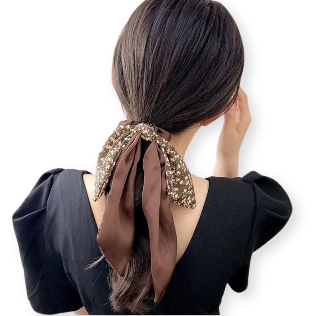 Femme avec chouchou noeud papillon imprimé marron - Chic & Coquette