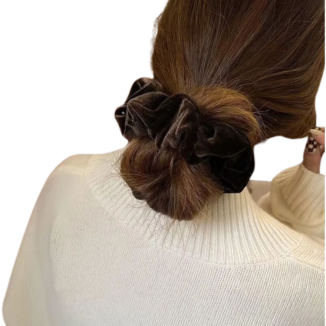Femme avec chouchou en velours doux et moelleux Marron - Chic & Coquette