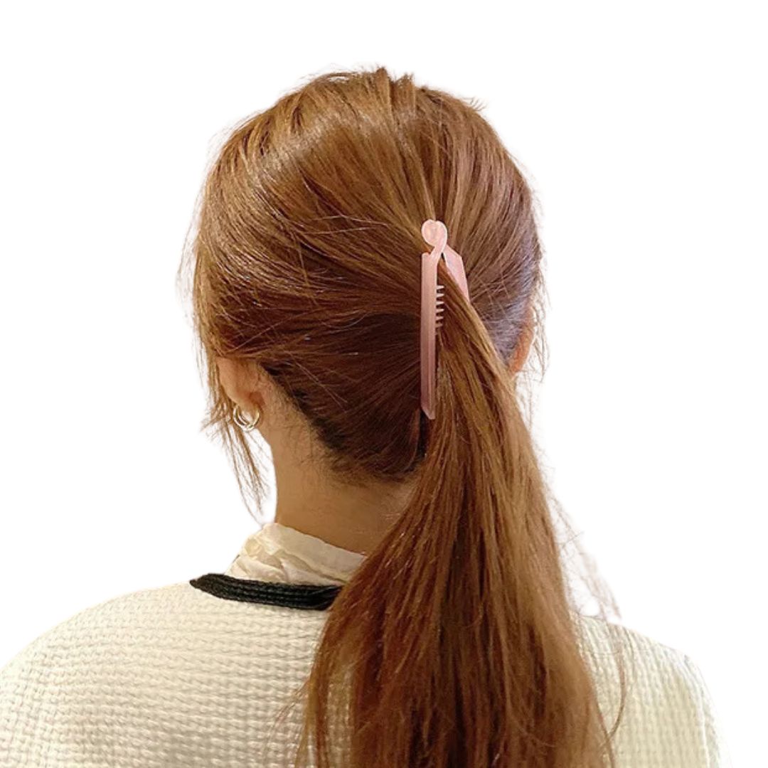 Femme avec pince à cheveux banane givrée solide plastique rose - Chic & Coquette
