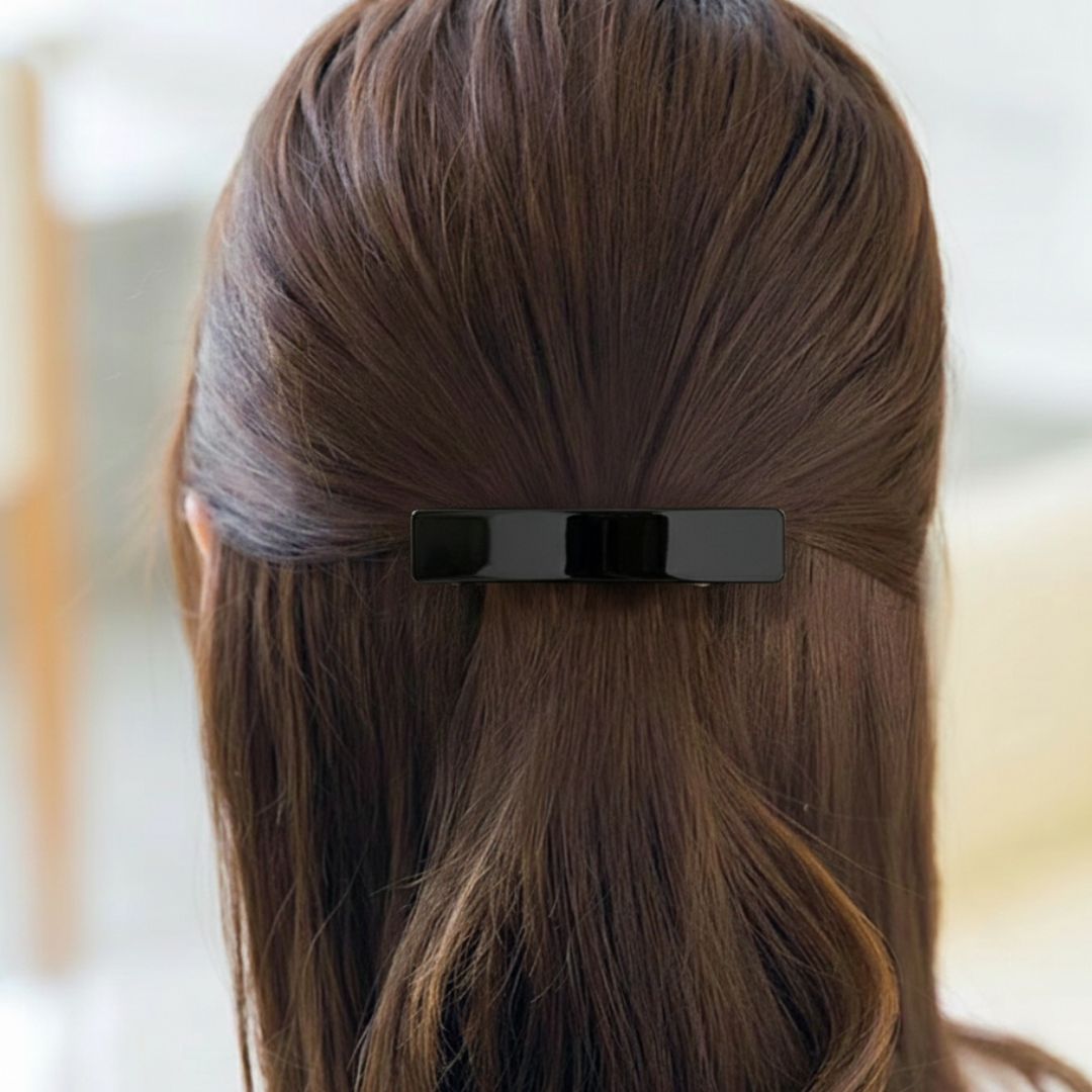 Femme coiffée de la barrette cheveux acétate rectangulaire noir unie mate - Chic & Coquette