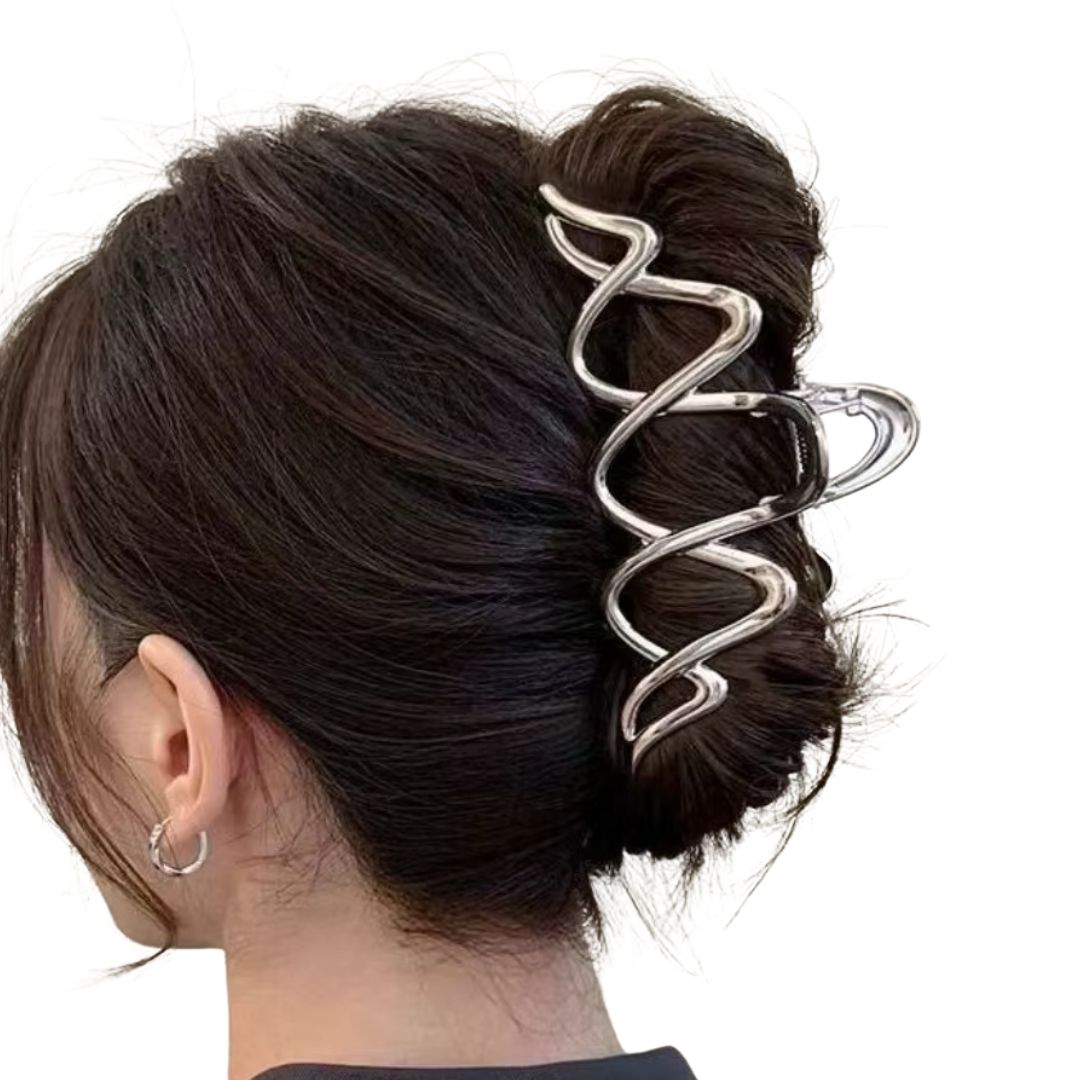 Femme avec coiffure chignon avec la grande pince à cheveux crabe ondulée en métal argenté - Chic & Coquette