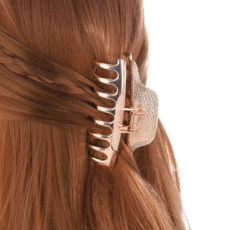 Femme coiffée avec la grande pince à cheveux crabe alliage en métal en or rose - Chic & Coquette
