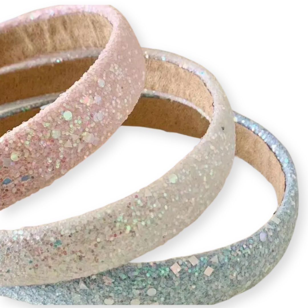 Gros plan sur 3 serre-têtes à paillettes en sequin de différentes couleurs