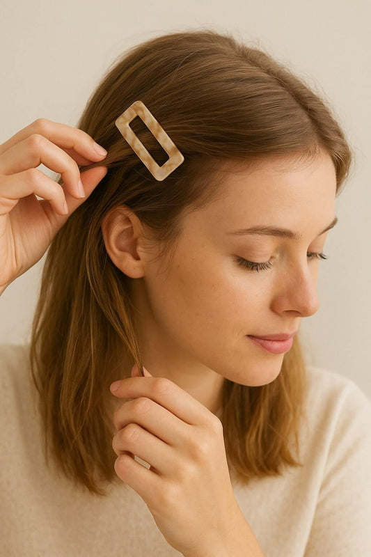 Femme aux cheveux fins utilisant une barrette légère en acétate