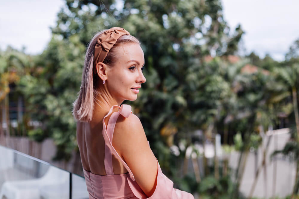 Coiffures avec serre-tête pour cheveux courts
