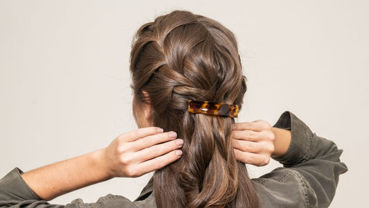 femme coiffée avec une pince plate pour ses cheveux tressés 