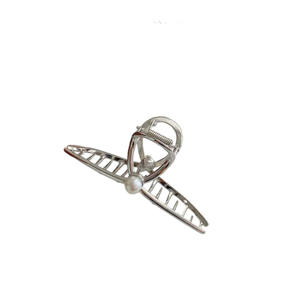 Pince à cheveux crabe en métal avec perle nacrée en argent vue de dessus - Chic & Coquette