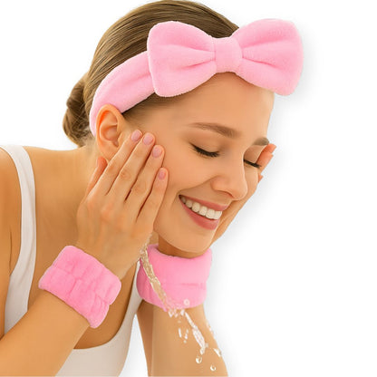 Femme avec bandeau noeud papillon absorbant pour maquillage et soin visage - Chic & Coquette