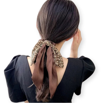 Femme avec chouchou noeud papillon imprimé marron - Chic & Coquette