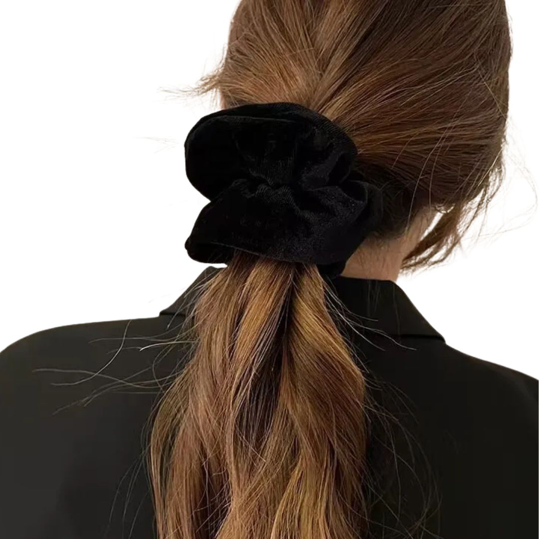 Femme avec chouchou en velours doux et moelleux Noir - Chic & Coquette