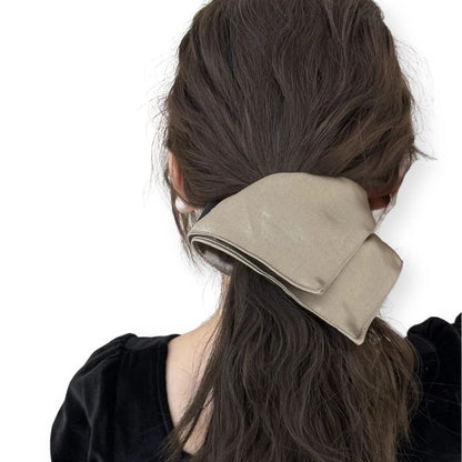 Femme avec chouchou XXL carré en satin beige - Chic & Coquette