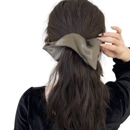 Femme avec chouchou XXL carré en satin vert anis - Chic & Coquette
