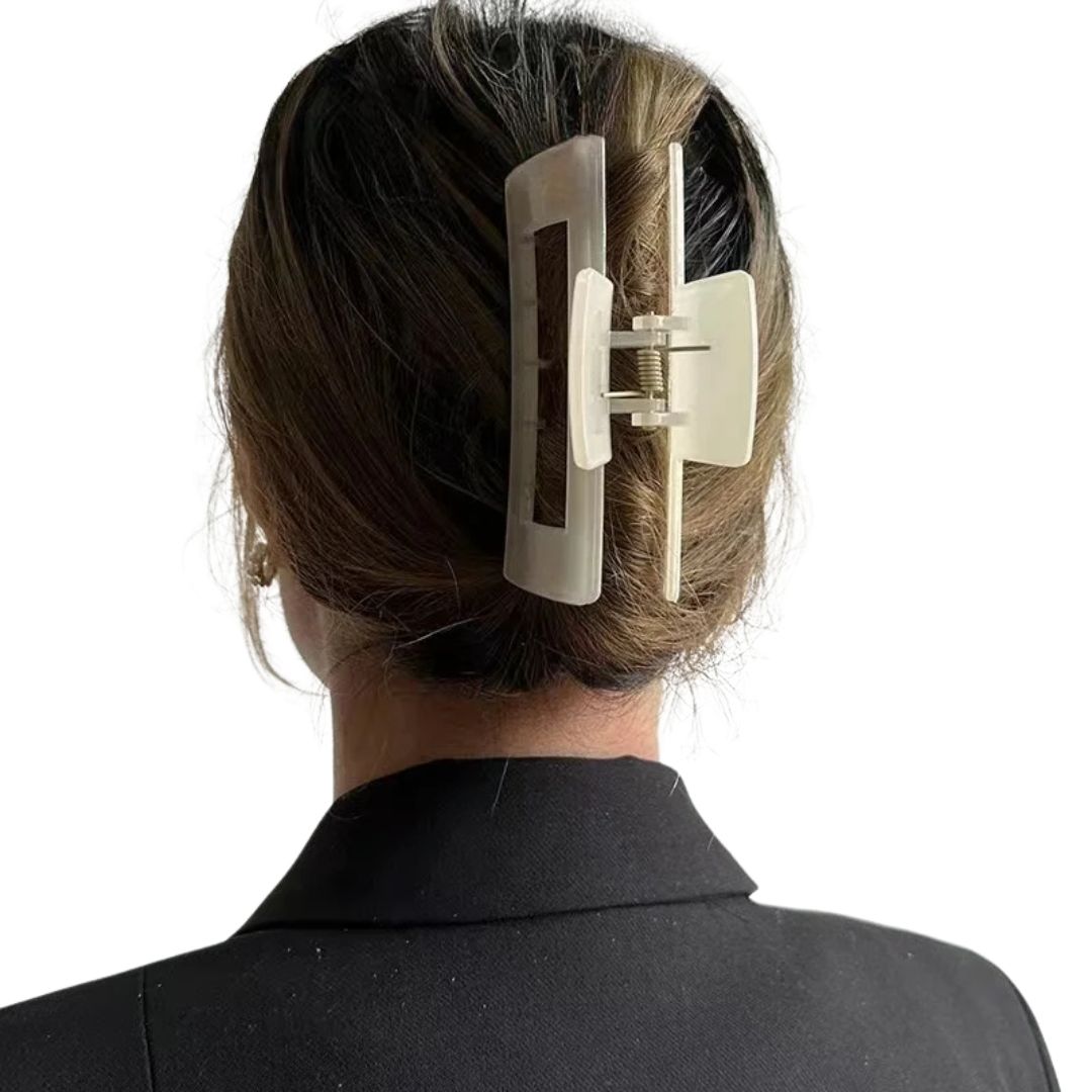 Femme avec grande pince à cheveux en acétate de couleur blanc