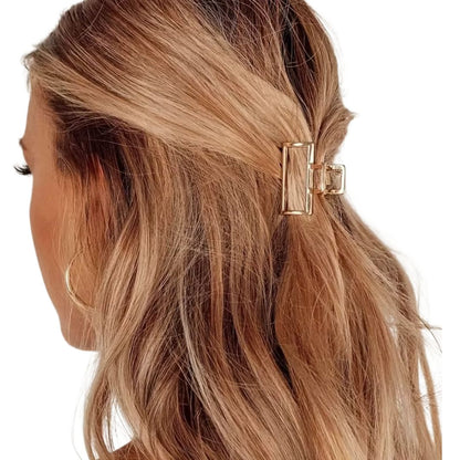 Femme coiffée avec la petite pince à cheveux crabe géométrique en forme de rectangle en or creux - Chic & Coquette