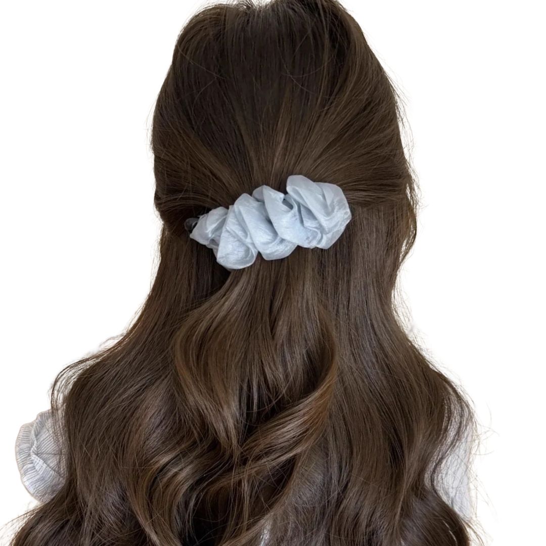 Femme avec pince à cheveux banane en mousseline de soie froissée Bleu - Chic & Coquette