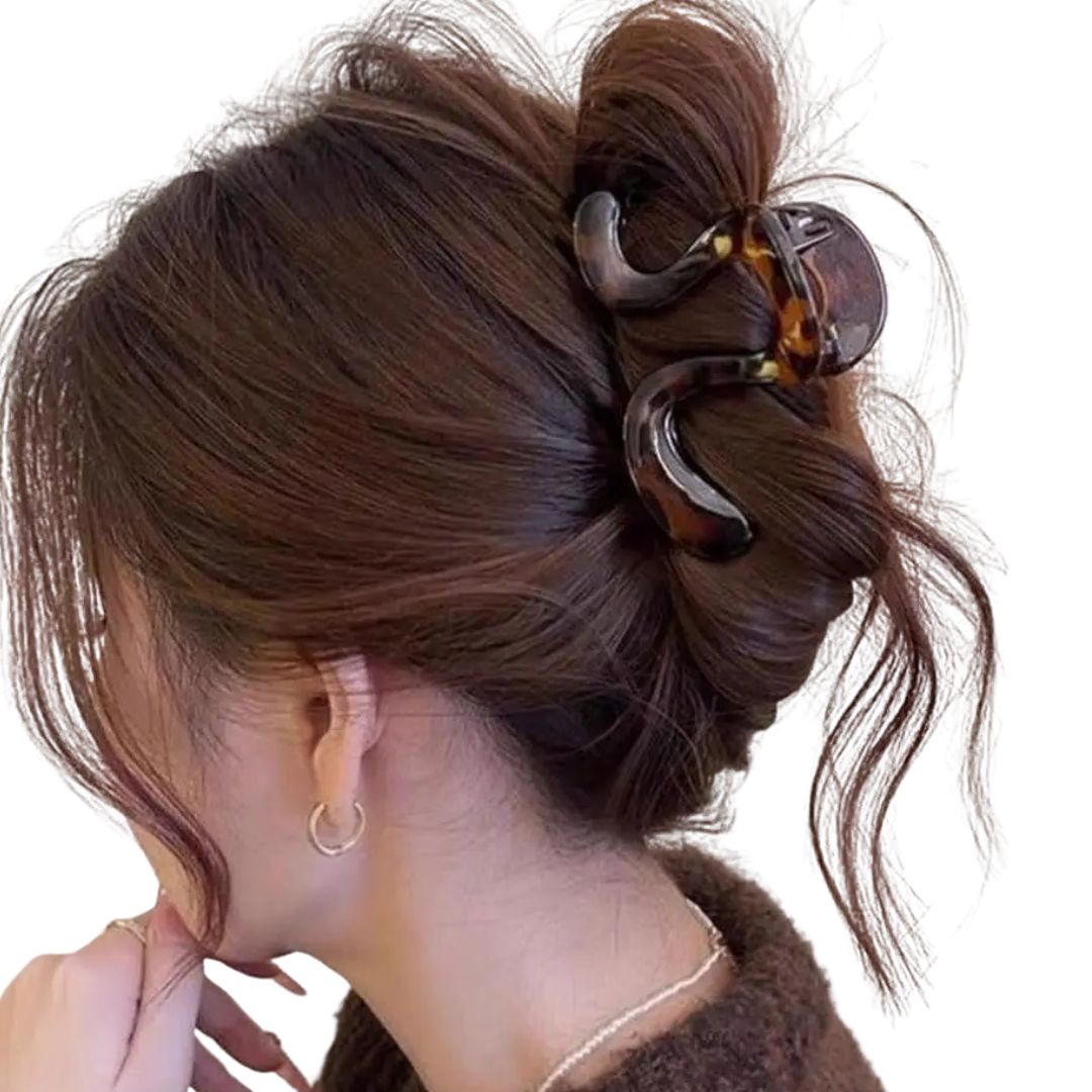 Femme avec la pince à cheveux crabe acétate brillant en forme de S couleur léopard - Chic & Coquette