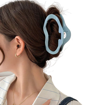 Femme avec pince cheveux en forme de nuage de couleur bleu ciel - Chic & Coquette