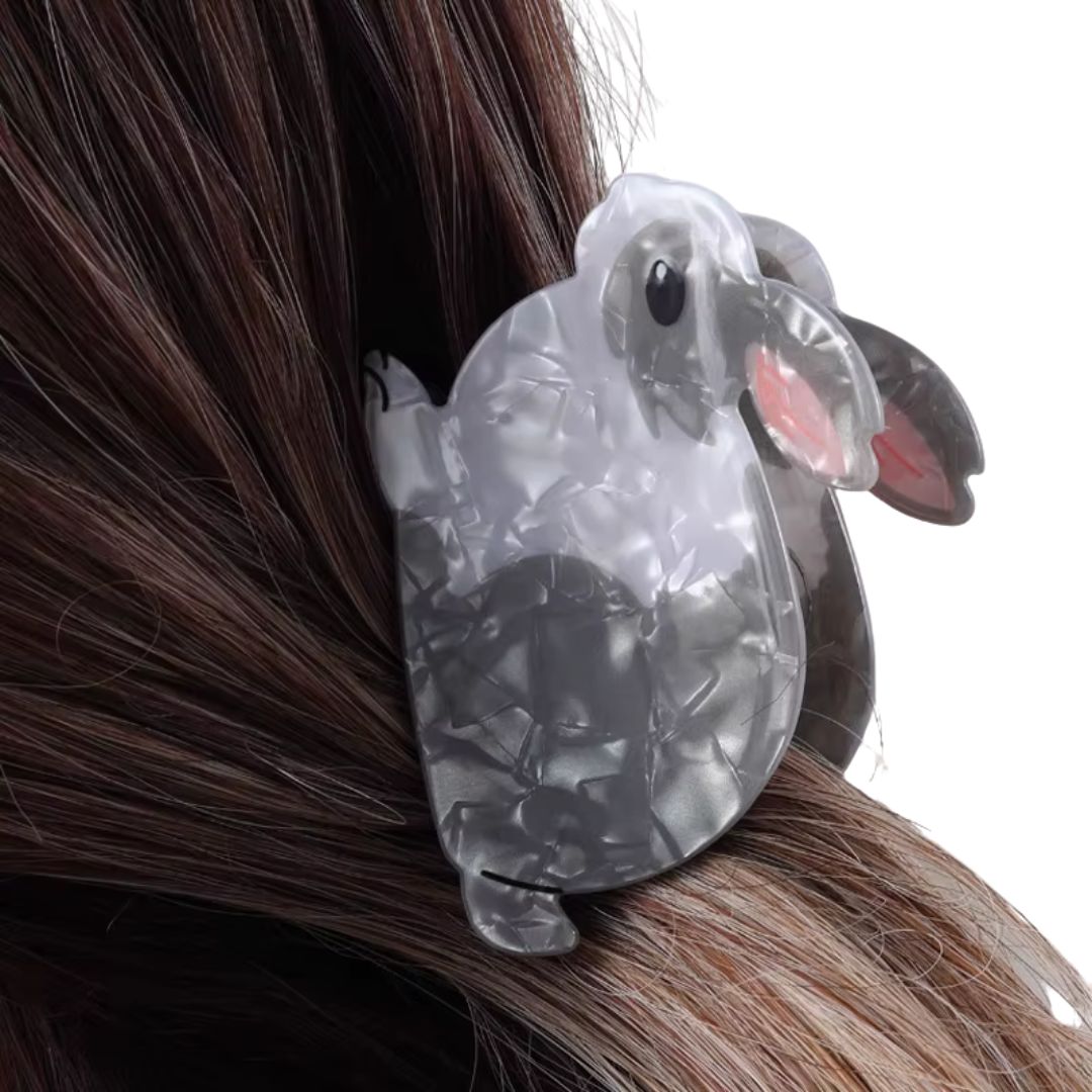 Femme avec pince cheveux petit lapin gris en acrylique - Chic & Coquette