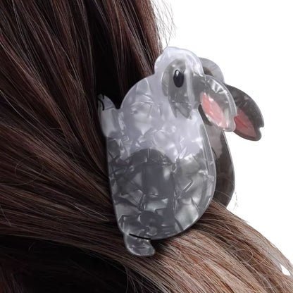 Femme avec pince cheveux petit lapin gris en acrylique - Chic & Coquette