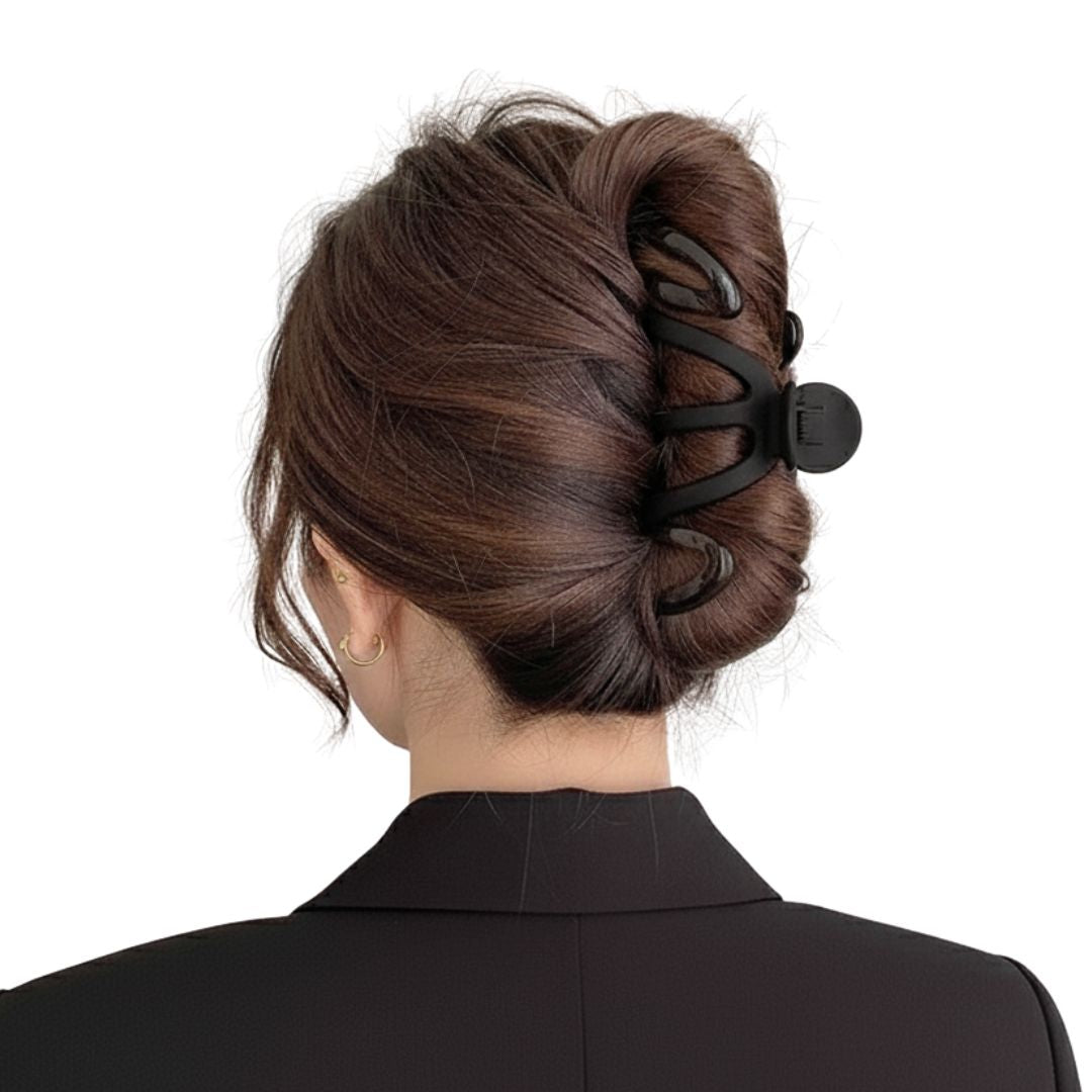 Femme avec pince cheveux vague ondulée de couleur noir mate - Chic & Coquette