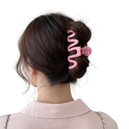 Femme avec pince à cheveux Vague Ondulée de couleur rose - Chic & Coquette