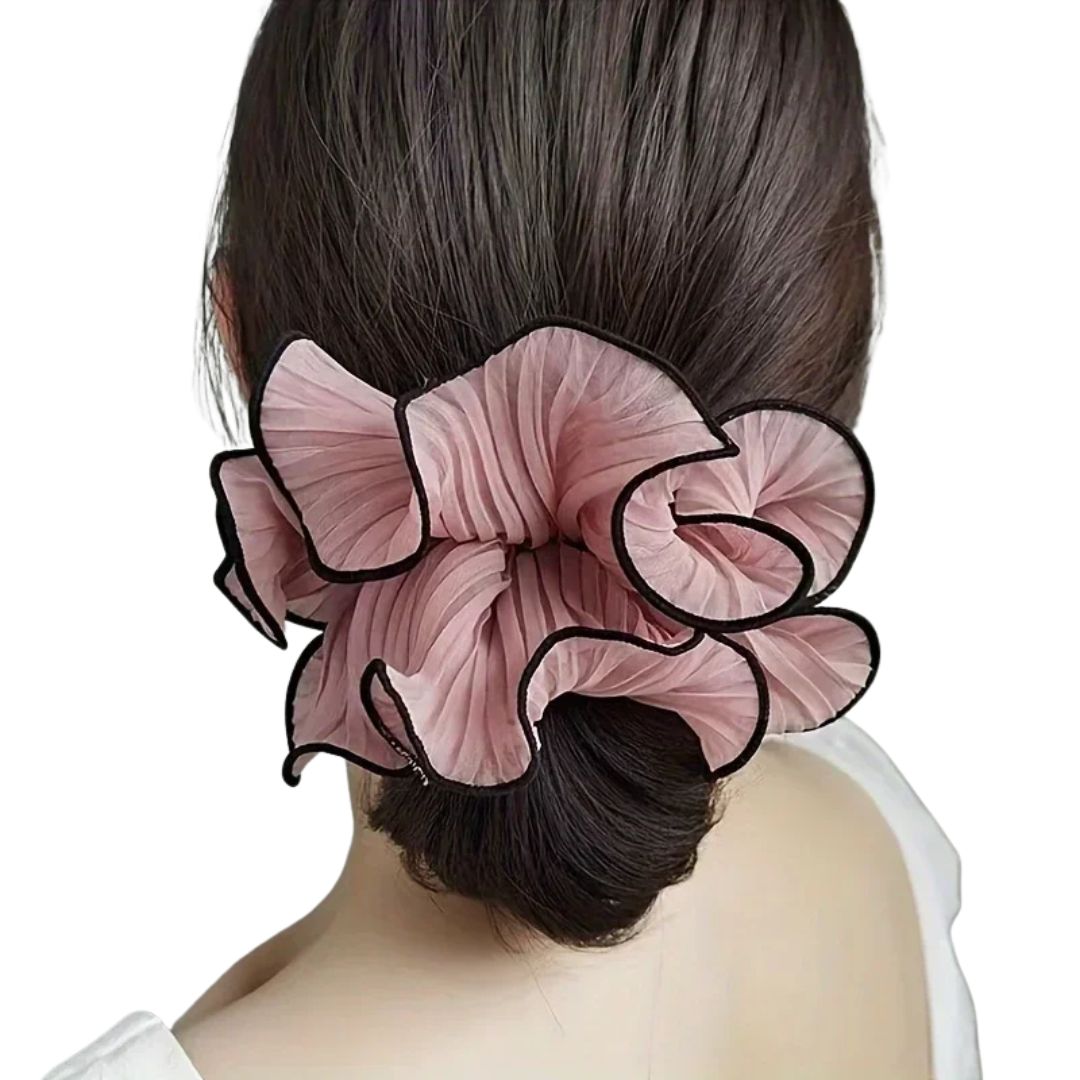 Femme vue de dos coiffée avec le grand chouchou en mousseline de soie rose - Chic & Coquette