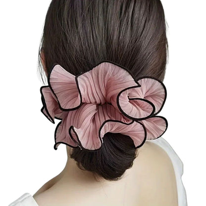 Femme vue de dos coiffée avec le grand chouchou en mousseline de soie rose - Chic & Coquette
