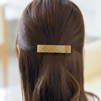 Femme coiffée de la barrette cheveux pailletée rectangulaire en or brillant - Chic & Coquette