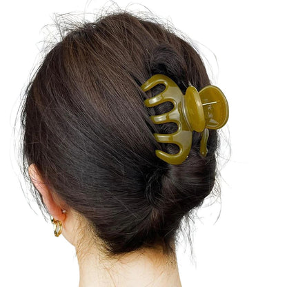 Femme avec coiffure chignon avec la etite pince crabe griffe de citrouille kaki