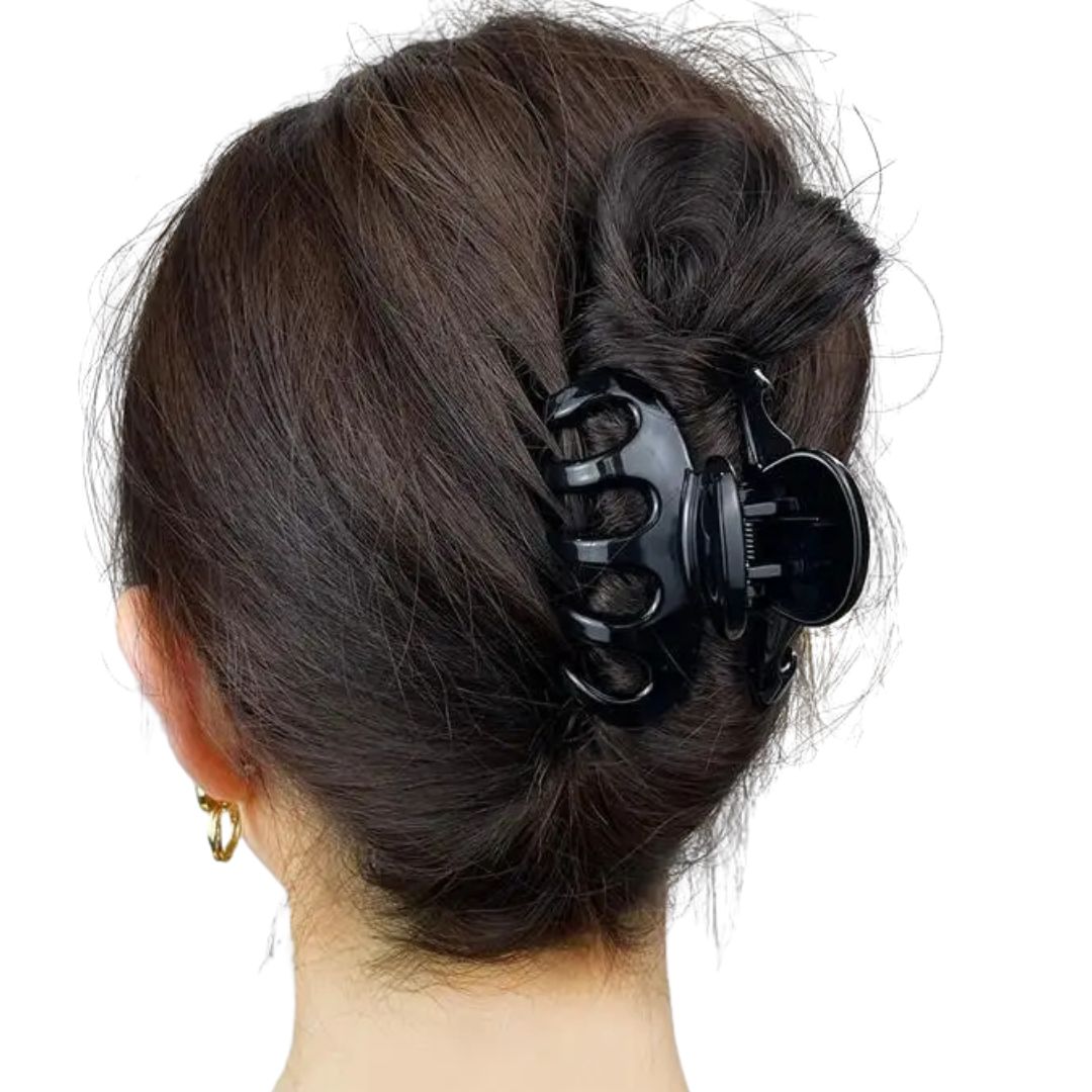 Femme avec coiffure chignon avec la etite pince crabe griffe de citrouille noir