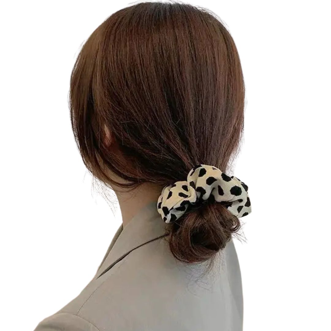 Femme coiffée du chouchou imprimé léopard à pois noir sur blanc en tissu épais - Chic & Coquette