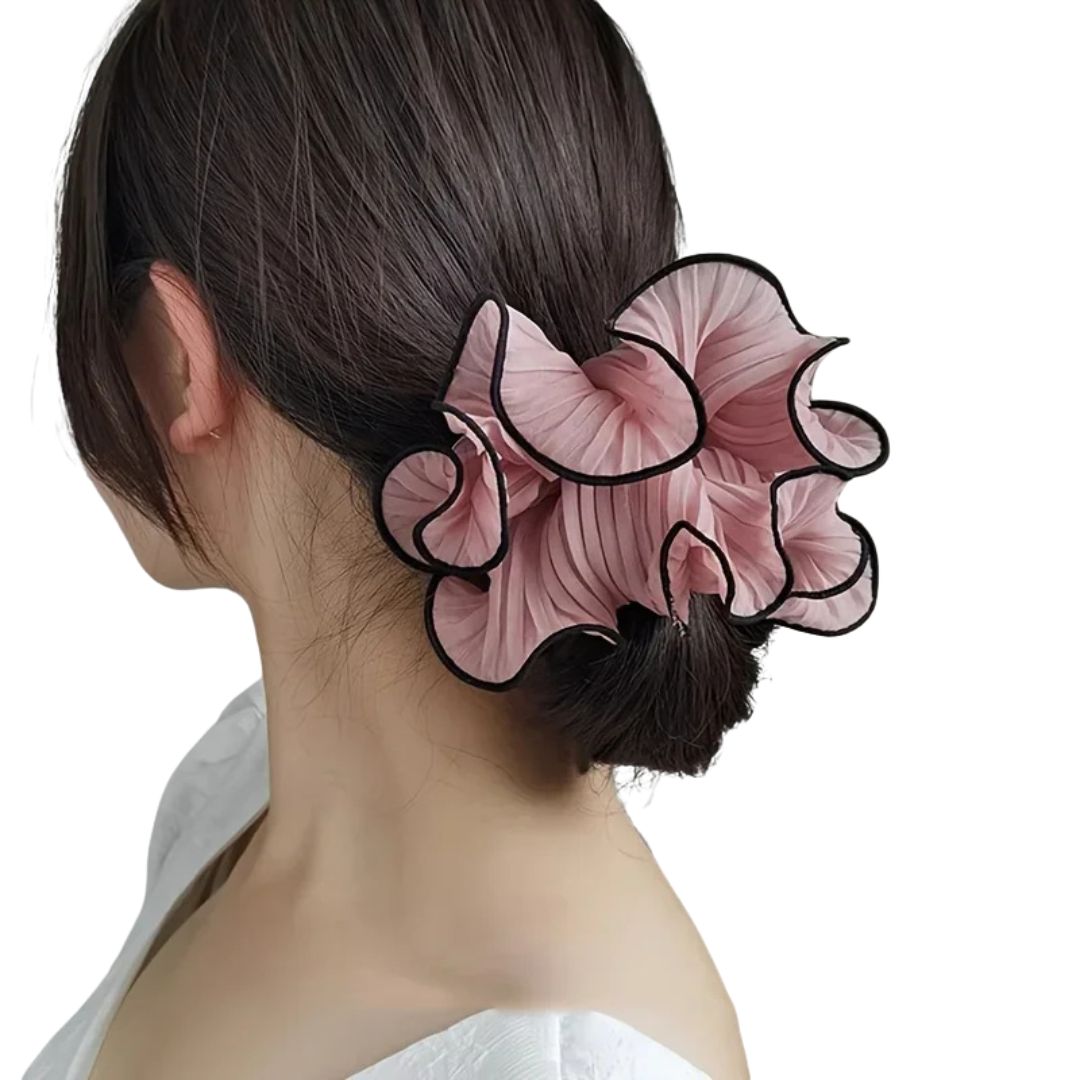 Femme vue de côté coiffée avec le grand chouchou en mousseline de soie rose - Chic & Coquette