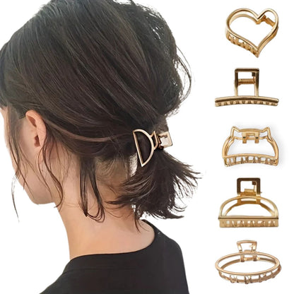 Femme coiffée avec les différentes petites pinces à cheveux crabe géométrique en or creux - Chic & Coquette