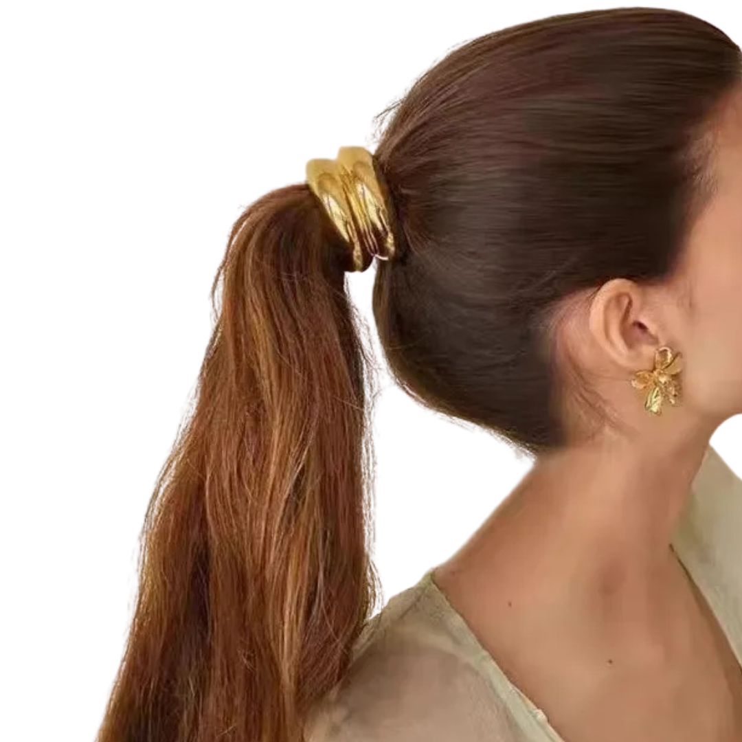 Femme vue de côté avec l'élastique à cheveux anneau en métal doré - Chic & Coquette