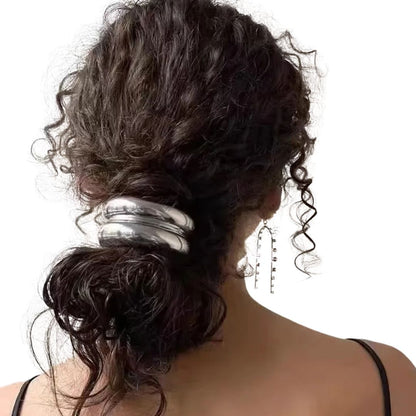 Femme vue de dos avec l'élastique à cheveux anneau en métal argenté - Chic & Coquette