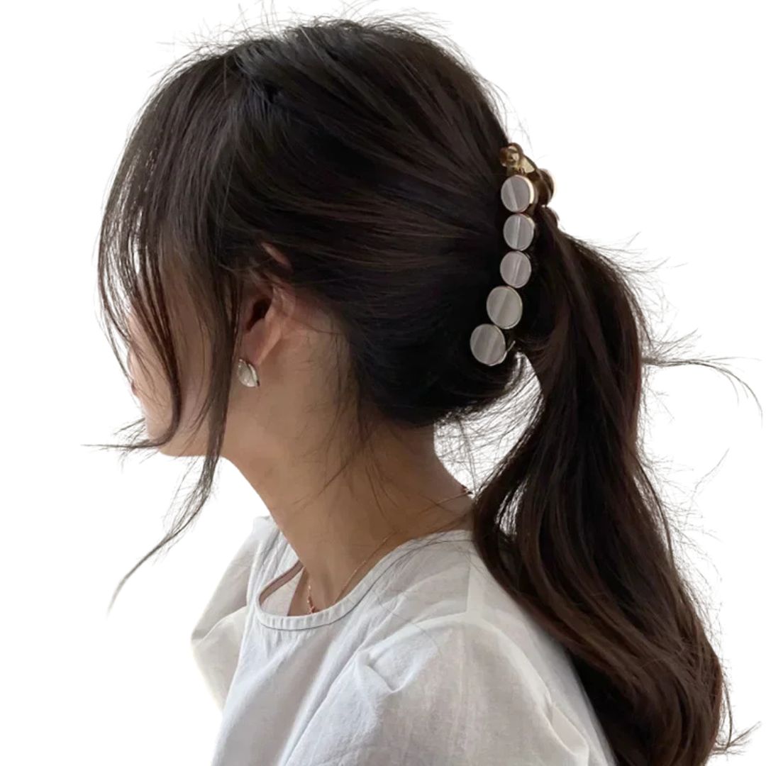 Femme avec la pince à cheveux banane en acétate rond de marbre blanc - Chic & Coquette