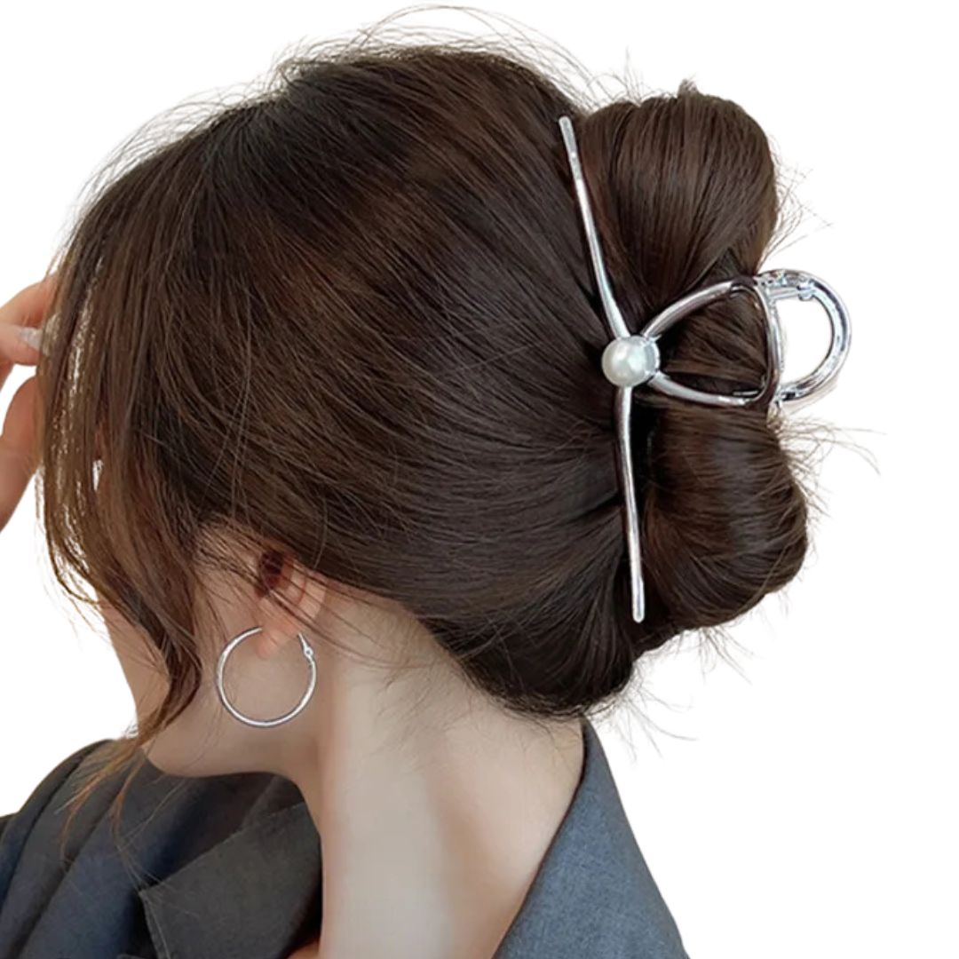 Femme avec pince cheveux crabe en métal avec perle nacrée en argent