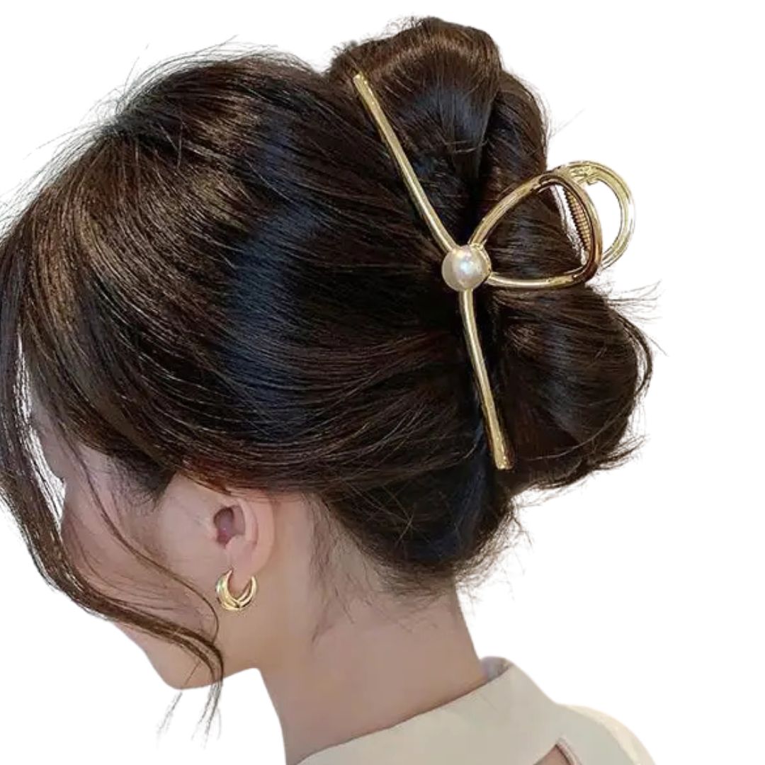Femme avec pince cheveux crabe en métal avec perle nacrée en or