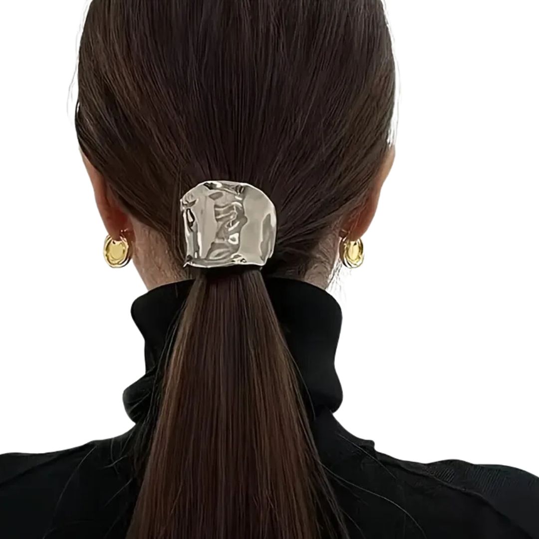 Femme vue de dos avec l'élastique à cheveux plaque concave en métal argenté - Chic & Coquette