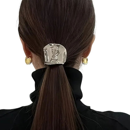 Femme vue de dos avec l'élastique à cheveux plaque concave en métal argenté - Chic & Coquette
