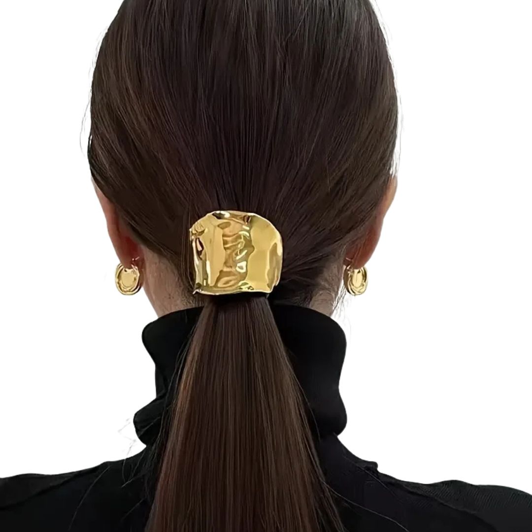 Femme vue de dos avec l'élastique à cheveux plaque concave en métal doré - Chic & Coquette