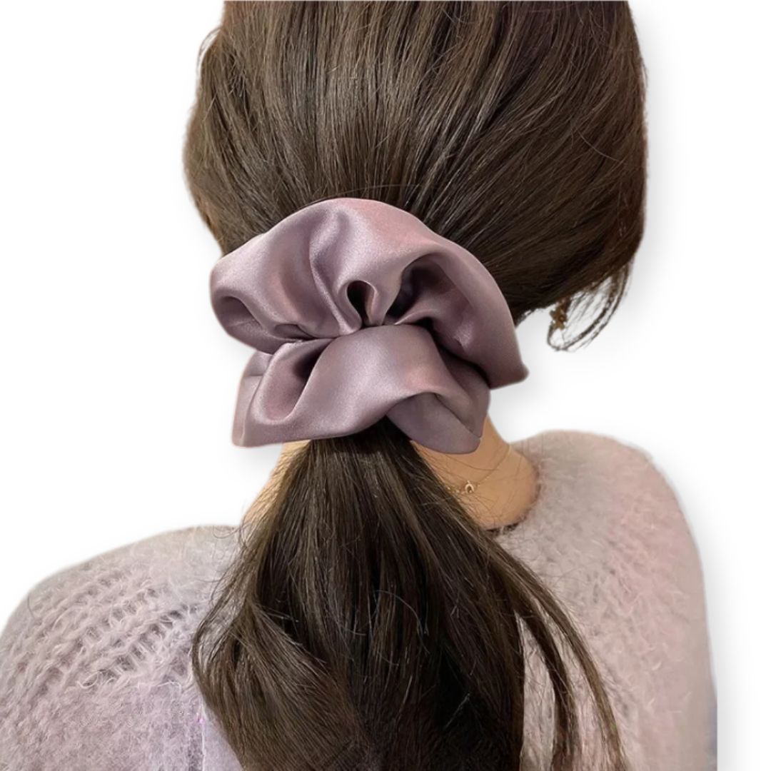Femme avec gros chouchou en satin 12 cm Rose - Chic & Coquette