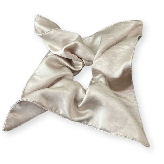 Chouchou XXL carré en satin Beige - Chic & Coquette